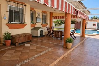Xalet en Los Gallos. Chalet con 1000 m2 de parcela en urbanizaci�n los gallos, con pi