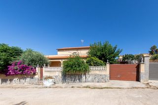 Chalet in Mas Borr�s-Coto del Rey. Un oasis de paz y potencial a 5 minutos de la playa.