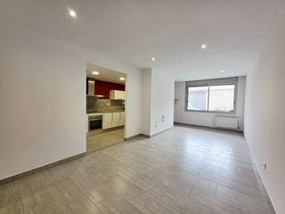 Ground floor  Carrer ponent 115. Planta baixa amb accés directe des del carrer