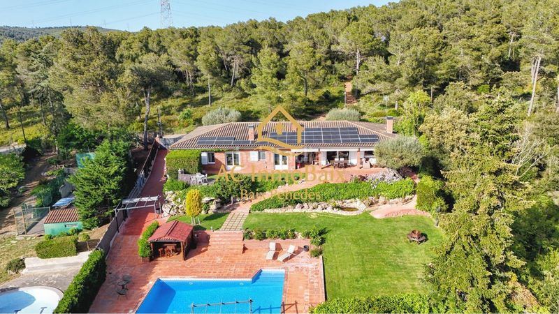 Foto b60d4034-7ab2-4c95-b10c-437d8efef535. Casa amb xemeneia calefacció aparcament piscina a Begues