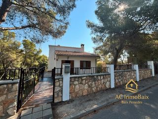 Chalet in Carrer enric granados 74. Tu refugio privado entre pinos, a un paso del mar.