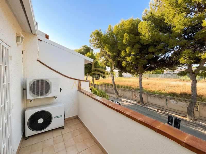 Foto 706c024d-0d98-4864-a3c3-aee7e4a2a814. Casa adossada amb xemeneia aparcament a Bardaji-El Molí de Baix Cubelles
