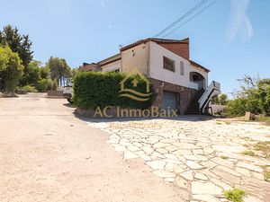 Xalet  Carrer jaume primer. Finca de 3.790 m² con dos viviendas independientes en vallirana