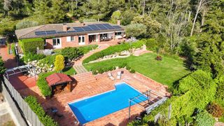 Chalet in Begues. Exclusiva villa independiente en begues con piscina, 26 placas s