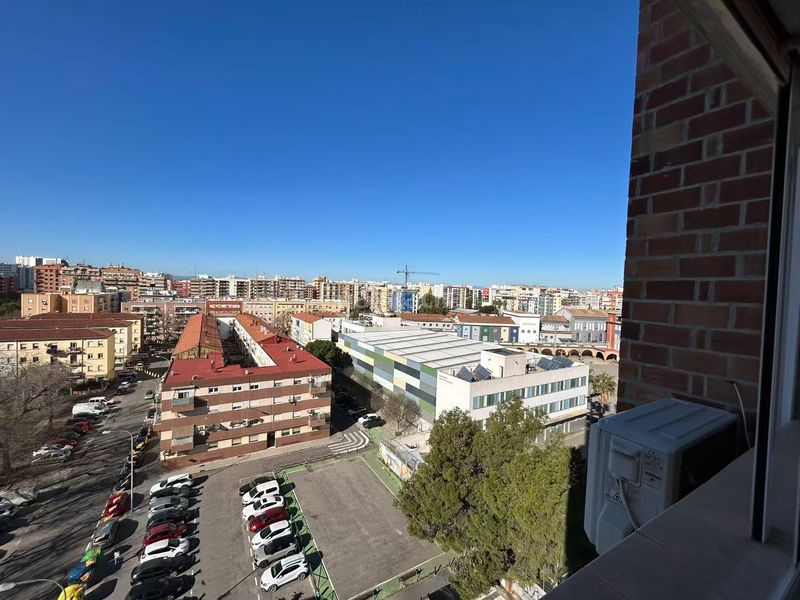 Piso familiar de 4 habitaciones con garaje en excelente ubicación en Valencia