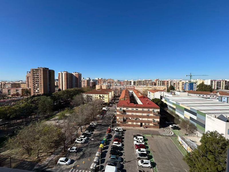 Piso familiar de 4 habitaciones con garaje en excelente ubicación en Valencia - Imagen 4