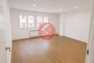 Rent Flat  Rúa de urzáiz. Amplio y luminoso piso para amueblar a tu gusto