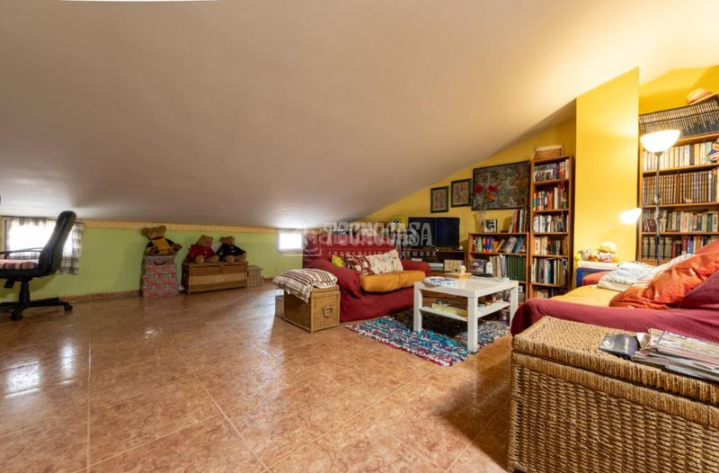 Foto 0c20ac0b-9164-4650-807e-02e479047e46. Casa aparellada a Campclar Tarragona