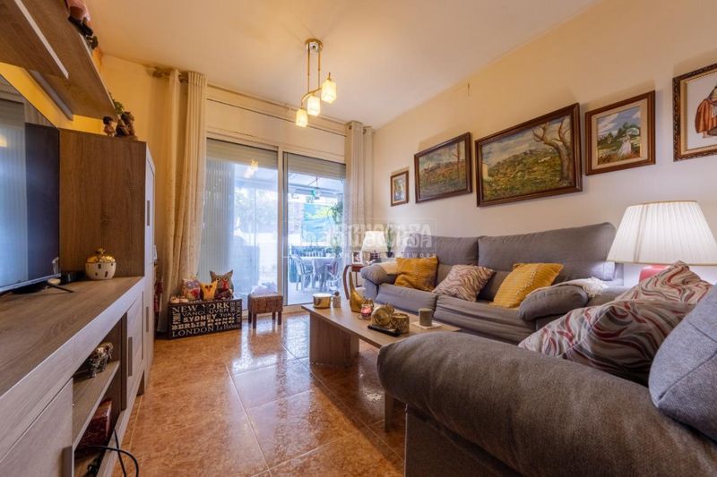 Foto e5e7a11e-b6d3-4d45-870b-edd4a3b38f9d. Casa aparellada a Campclar Tarragona