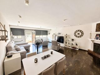 Casa aparellada  Carrer riudecanyes-. Casa en venta en tarragona