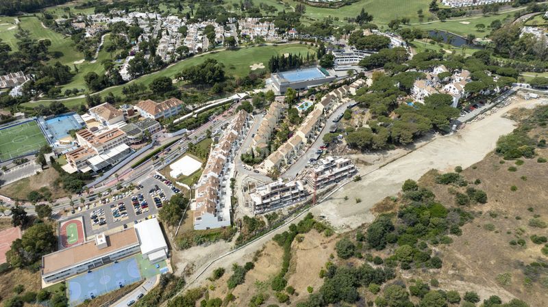 Foto ed2a827c-dd00-4cd3-b723-a0f7599ec1a4. Apartament amb aparcament piscina a Divina Pastora Marbella