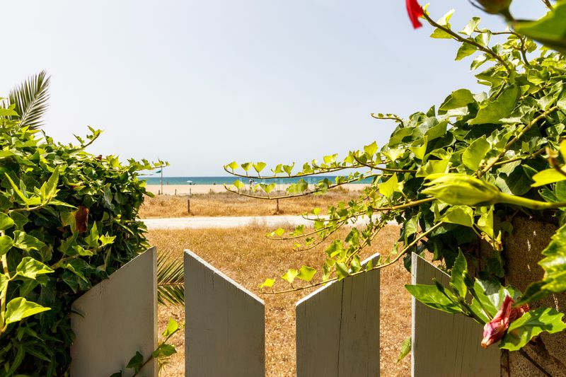 Foto a1684523-4a08-4aa6-b8bd-513bf2ce8ce3. Casa amb calefacció aparcament piscina a Baixador Castelldefels