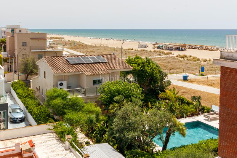 Foto b520d736-d2f4-4d54-875b-1248c9e2a1a8. Casa amb calefacció aparcament piscina a Baixador Castelldefels