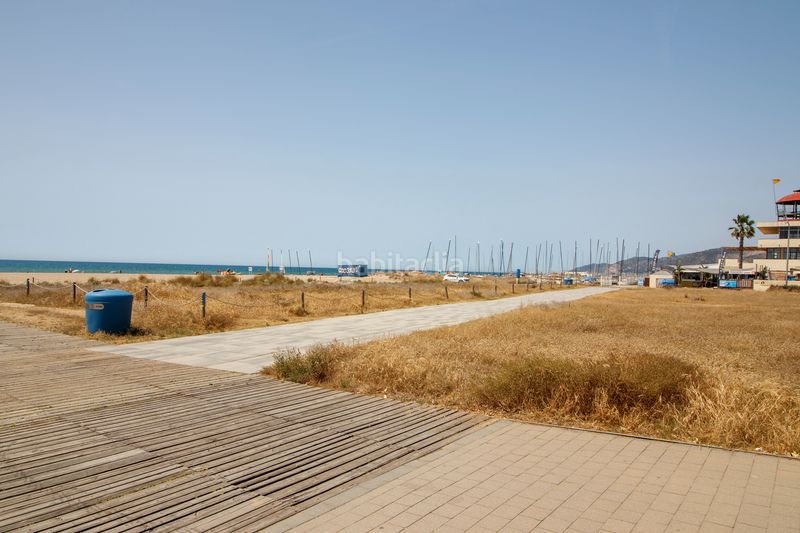 Foto df4fc7fa-bd54-41c2-a1c4-97f4f91c6934. Casa amb calefacció aparcament piscina a Baixador Castelldefels