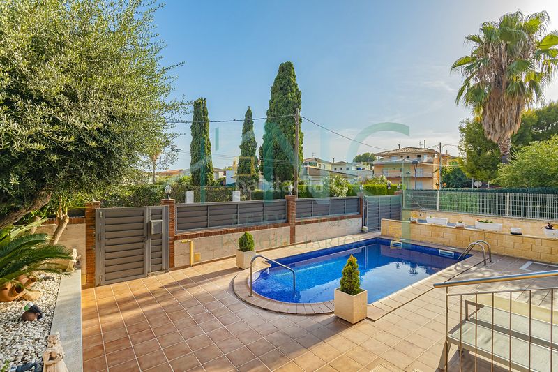 Foto d2999528-3903-400e-a106-dff9368525ea. Casa amb calefacció aparcament piscina a Segur de Calafell nucli urbà Segur de Calafell