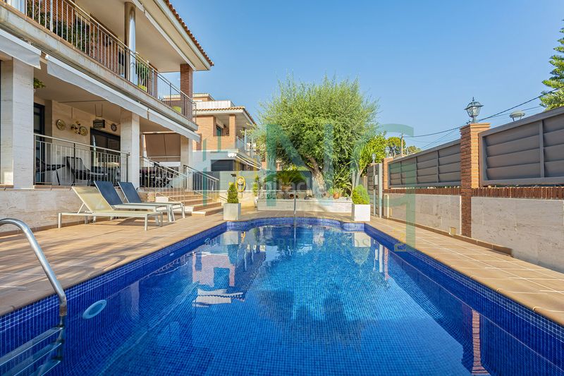 Foto e901e56b-b24f-46bb-9e65-4286c244225d. Casa amb calefacció aparcament piscina a Segur de Calafell nucli urbà Segur de Calafell