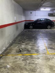 Aparcament cotxe a Carrer de la Constitució