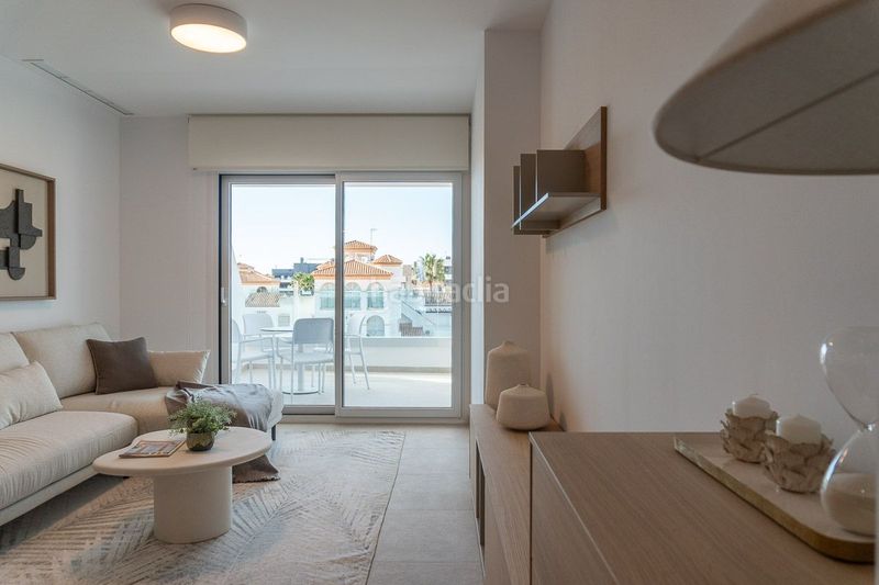 Foto daee5de3-4e68-43ed-84a8-9a36fd151181. Casa adossada amb piscina a Playa Flamenca Orihuela