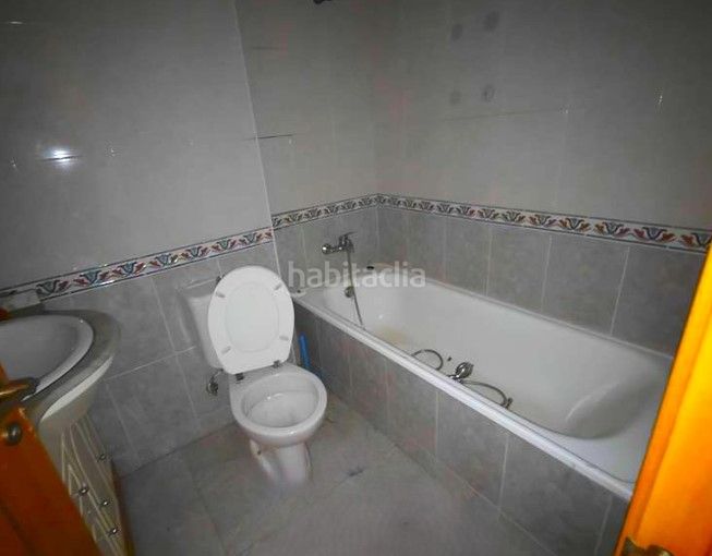Foto ff19cdee-6a96-4825-8a1e-2cf2abc11cba. Pis a urbanización escarabote 59 a Boiro