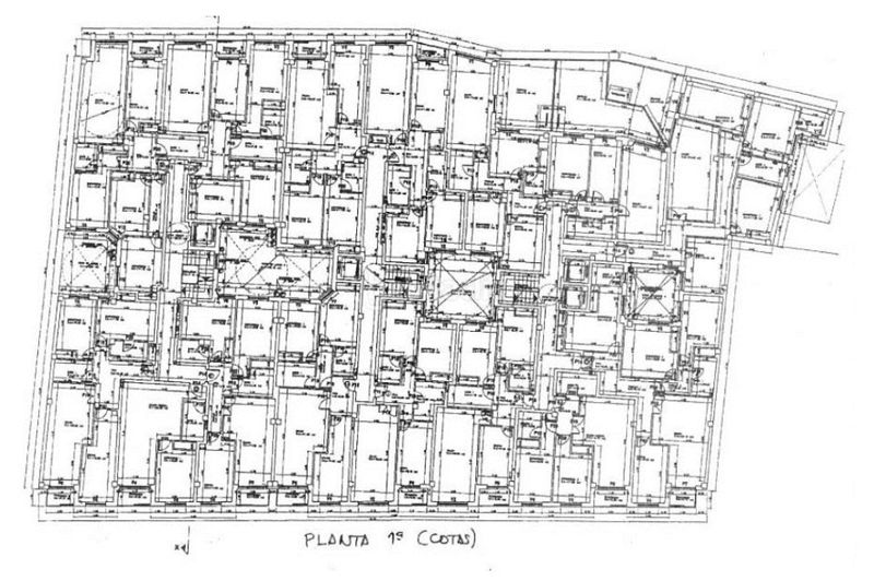 Foto 23f4cbab-b844-4dbc-a23e-4de3c5f7aa8a. Edificio en avenida da terra cha 83 edificio obra parada en Vilalba