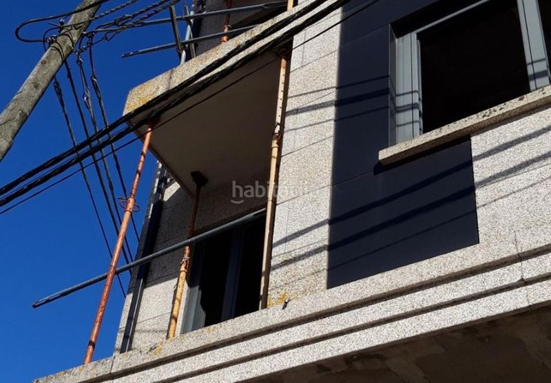 Foto f65cf033-ba00-4630-b5d3-af75b6299906. Edificio en avenida da terra cha 83 edificio obra parada en Vilalba
