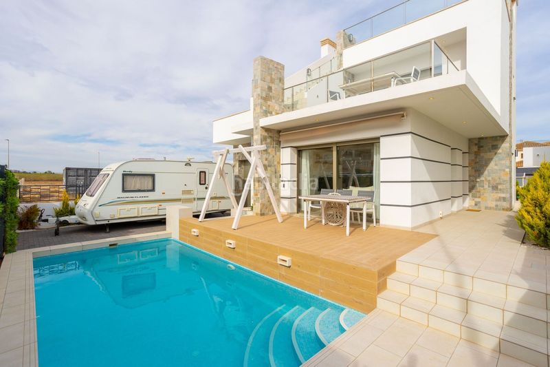 Foto c69cf925-d869-41d8-8f73-8e7c124f420f. House in Centro Alcázares (Los)