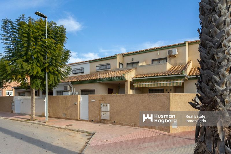 Foto c7b6712c-d931-41a8-abe4-153a100ea119. Casa adosada en Centro Alcázares (Los)