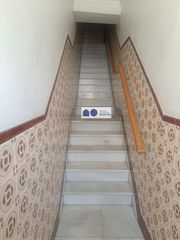 Chalet à Moguer. Edificio en venta piso independiente, casa y garaje