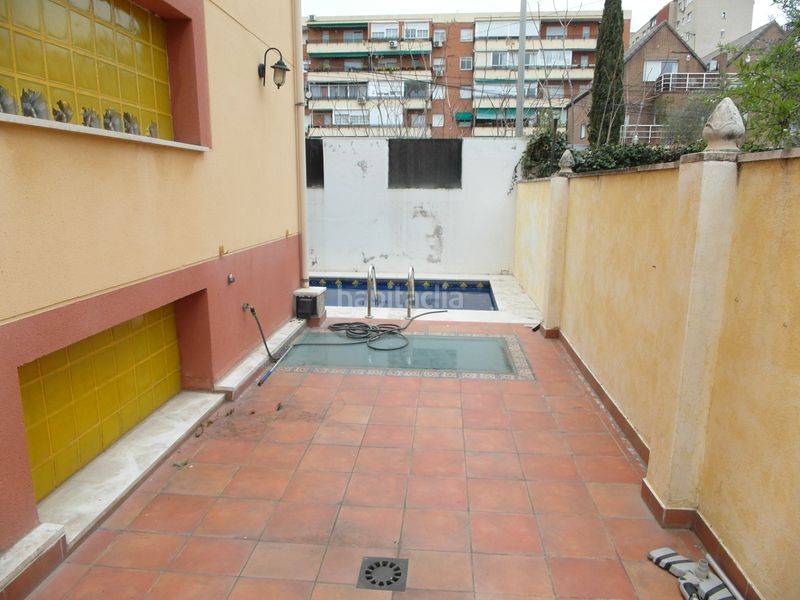 Foto 038ef472-ebeb-4e01-af0c-1af6d905f35e. Casa aparellada amb xemeneia calefacció piscina a Madrid