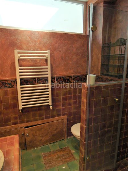 Foto 083ce319-3644-44d0-8d59-68f0f66cd66e. Casa aparellada amb xemeneia calefacció piscina a Madrid