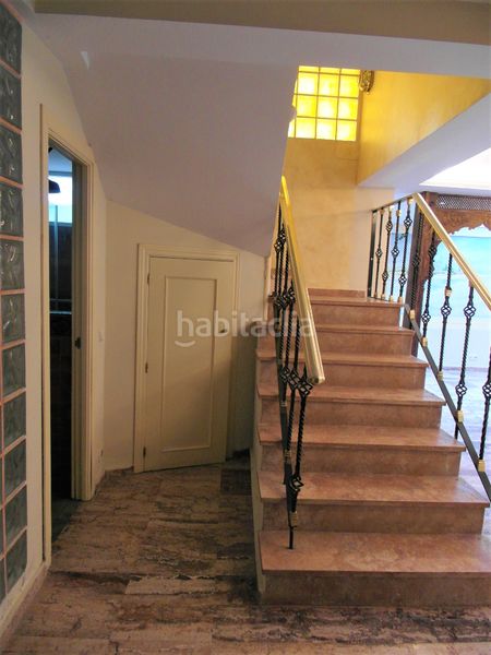 Foto 0fcb356f-cc4d-4305-9486-8e75ad975b95. Casa aparellada amb xemeneia calefacció piscina a Madrid