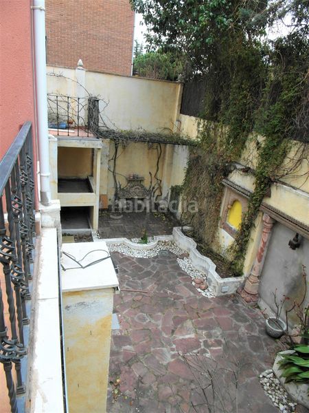 Foto 25e94fec-7cc3-4383-8afb-e640a399542e. Casa aparellada amb xemeneia calefacció piscina a Madrid