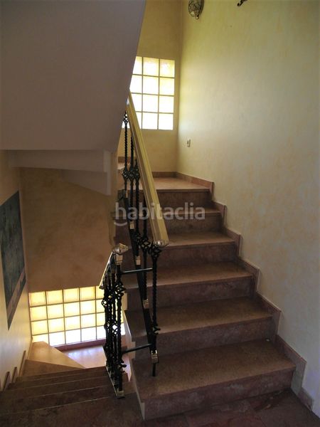 Foto 27ff3403-dbb2-4df8-9059-9f6d3ea263b8. Casa aparellada amb xemeneia calefacció piscina a Madrid