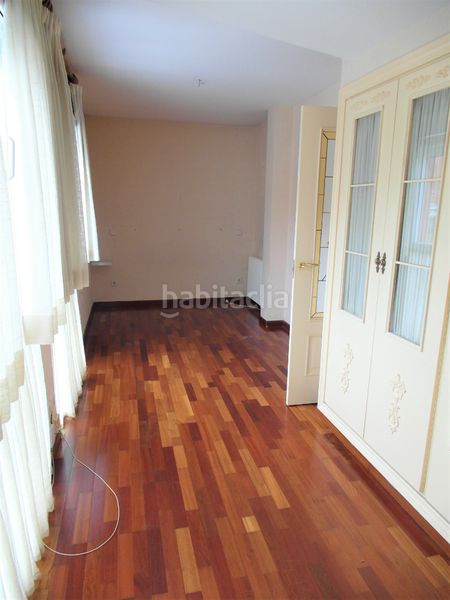 Foto 3289030d-3778-47a3-9c23-b2df861609f1. Casa aparellada amb xemeneia calefacció piscina a Madrid