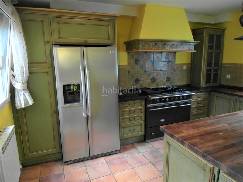 Foto 36fa7d86-78dd-4c46-bd6f-29787429a834. Casa aparellada amb xemeneia calefacció piscina a Madrid