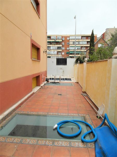 Foto 37bc215e-715d-4959-bdb9-1bbebaa3faef. Casa aparellada amb xemeneia calefacció piscina a Madrid