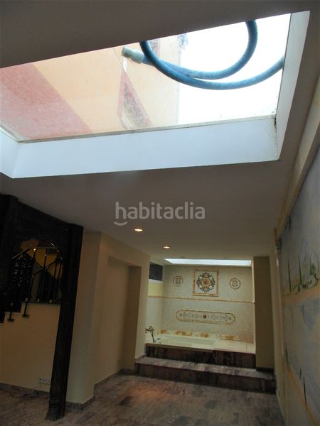 Foto 3ad0f811-e7c5-458e-b51e-1aea71eb941f. Casa aparellada amb xemeneia calefacció piscina a Madrid