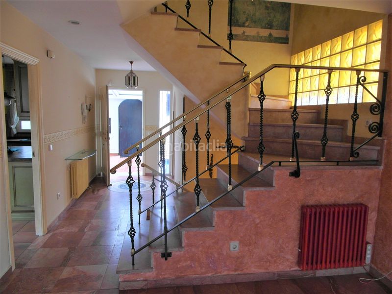 Foto 42404a35-ef59-42e2-931a-413855f534d4. Casa aparellada amb xemeneia calefacció piscina a Madrid