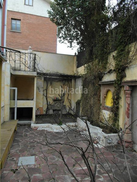 Foto 52cbadff-0224-4adf-9e2b-0ef4c526c2b1. Casa aparellada amb xemeneia calefacció piscina a Madrid