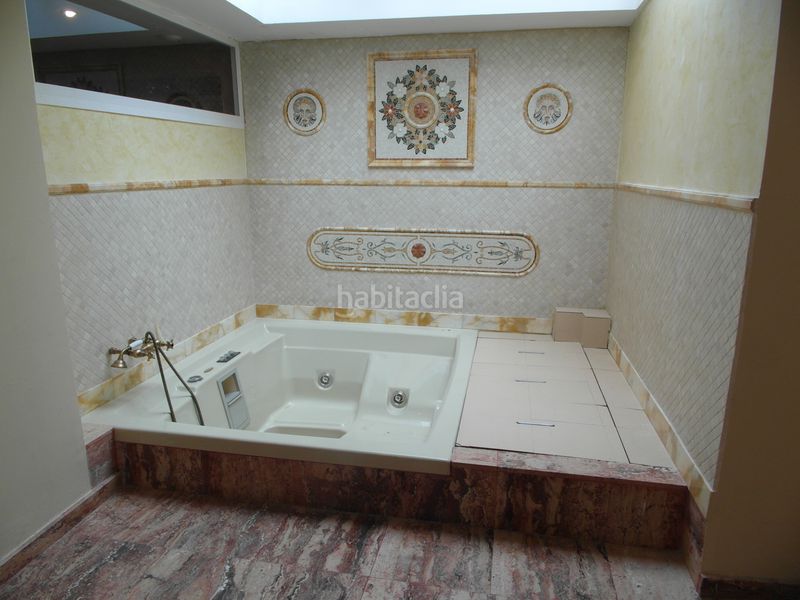 Foto 5ad08826-cfff-4006-8edc-4c586af29f75. Casa aparellada amb xemeneia calefacció piscina a Madrid