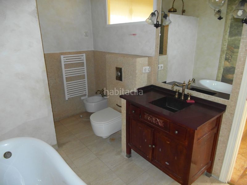 Foto 64aa3fb9-5a22-4eaa-85bb-856dff25fe52. Casa aparellada amb xemeneia calefacció piscina a Madrid
