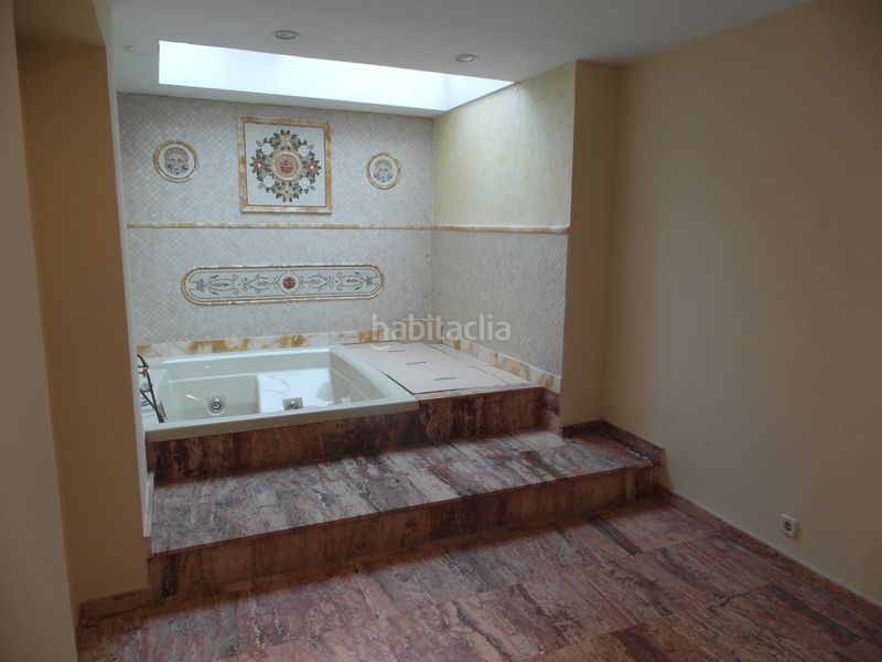 Foto 8e58b870-17b1-4d99-bb9b-6991b901be9e. Casa aparellada amb xemeneia calefacció piscina a Madrid