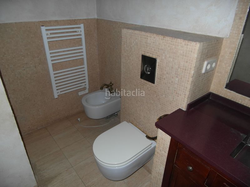 Foto 972a4b33-5653-46a0-af64-611fb2c11f2d. Casa aparellada amb xemeneia calefacció piscina a Madrid
