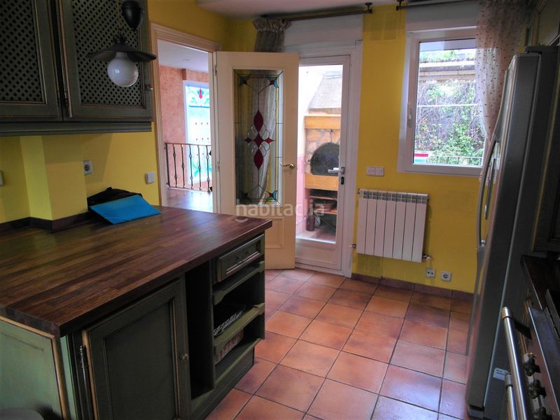 Foto a230e10f-1e85-42ae-a09d-bf914ebe55d0. Casa aparellada amb xemeneia calefacció piscina a Madrid