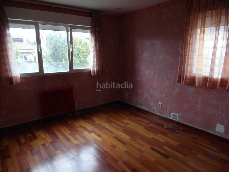 Foto a7feff5c-ae50-4ad3-8587-d31561d5b60e. Casa aparellada amb xemeneia calefacció piscina a Madrid