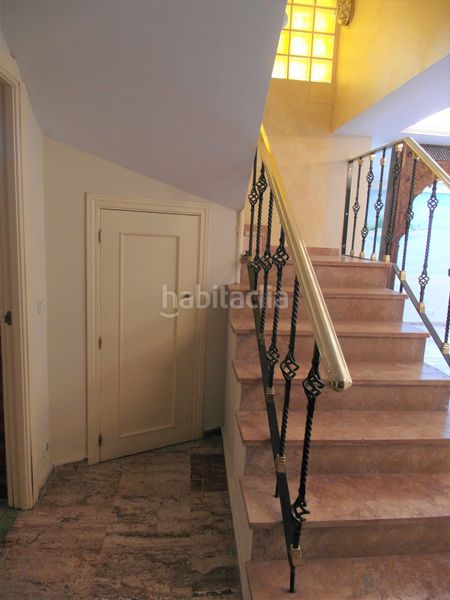 Foto abbd4cbe-d8b3-4948-b651-be6341579d9f. Casa aparellada amb xemeneia calefacció piscina a Madrid