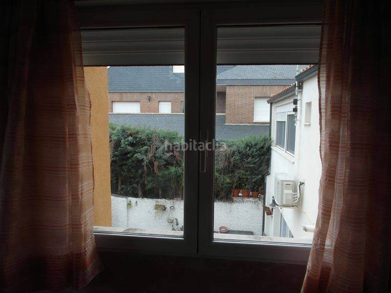 Foto b70436a4-67d5-4c4b-a324-f5ae46069784. Casa aparellada amb xemeneia calefacció piscina a Madrid