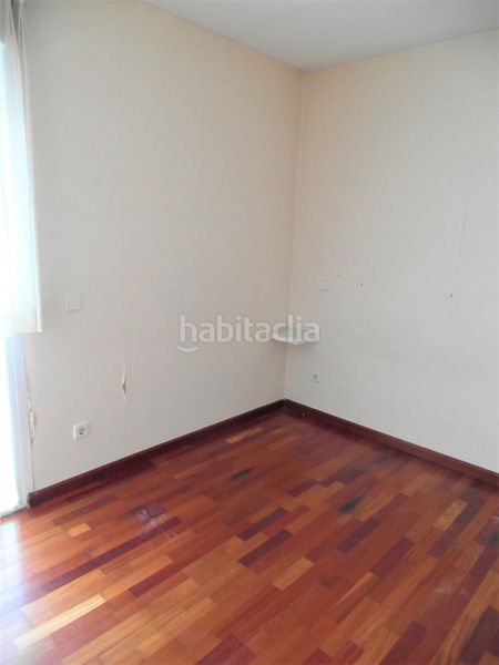 Foto bc47b7a3-9f2e-4f04-9b71-84b8fdde9e10. Casa aparellada amb xemeneia calefacció piscina a Madrid