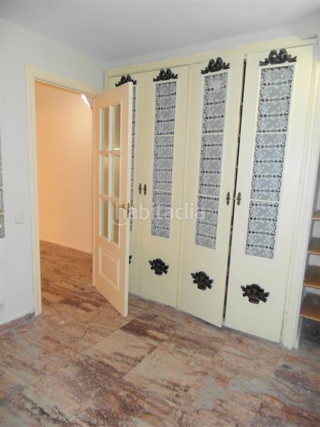 Foto cbc4d6e4-b210-4096-9a9c-06fe15f5ddaf. Casa aparellada amb xemeneia calefacció piscina a Madrid