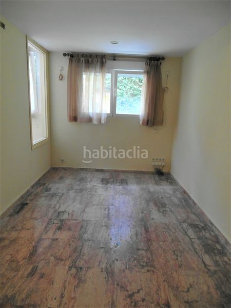 Foto db3499cf-2f09-43b6-b909-a012f8472913. Casa aparellada amb xemeneia calefacció piscina a Madrid